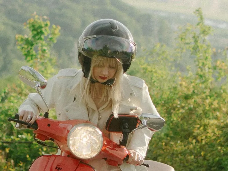 Femeie pe un moped roşu - Foto: Pexels/Anastasia Shuraeva