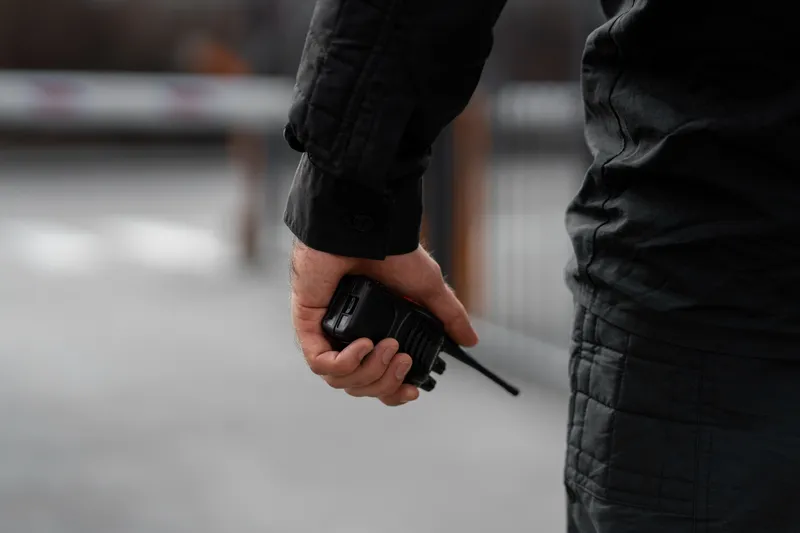 Polițist cu stația în mână - Foto: Freepik (rol ilustrativ)
