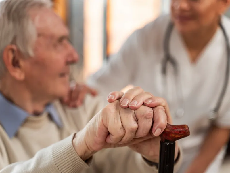 Foto: Pensionar care va avea asigurare de sănătate Sursa: Freepik