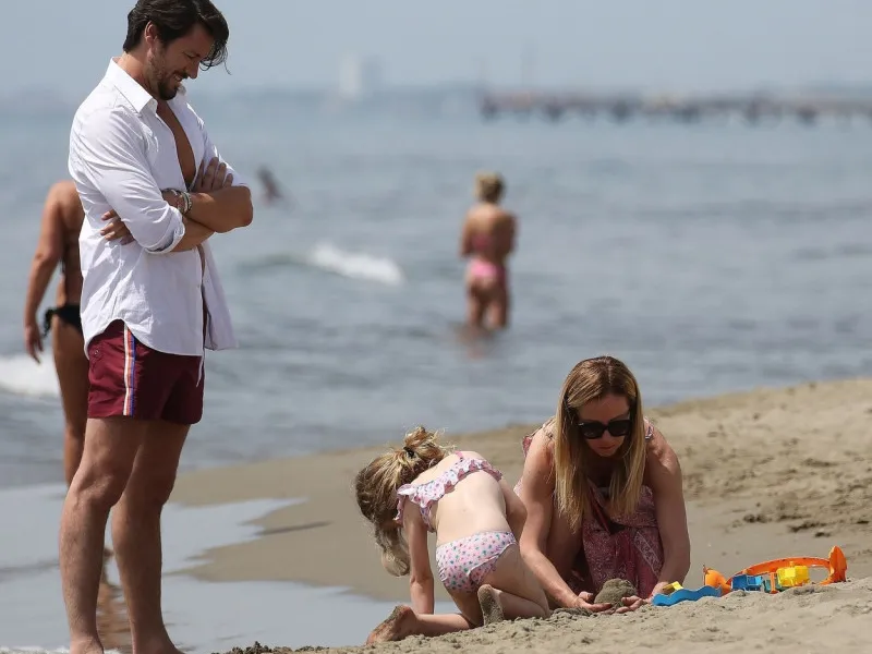 Imagini cu Giorgia Meloni pe plajă. Cum s-a relaxat împreună cu partenerul înaintea alegerilor din Italia Foto: Profimediaimages