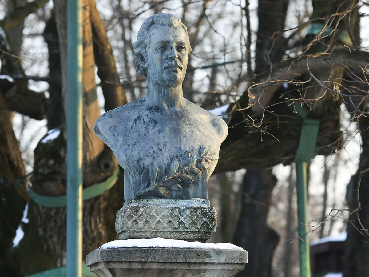 Monumentul din Iaşi dedicat memoriei lui Mihai Eminescu - Foto: INQUAM PHOTOS/Miruna Turbatu