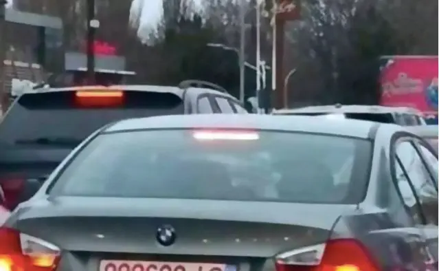 Un „bizon” bătrân cu BMW s-a faultat singur, după o şicanare în trafic/FOTO: ziaruldeiasi.ro