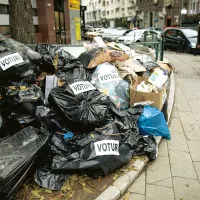 SACI  Gunoaie din București lăsate  pe domeniul public - Foto: INQUAM PHOTOS/ Octav Ganea