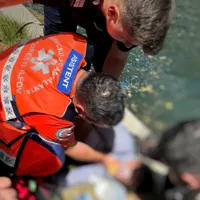 Femeie înecată în Dâmbovița, salvată ca-n filme. Un șofer a oprit și a sărit în apă - Foto: Poliția Capitalei