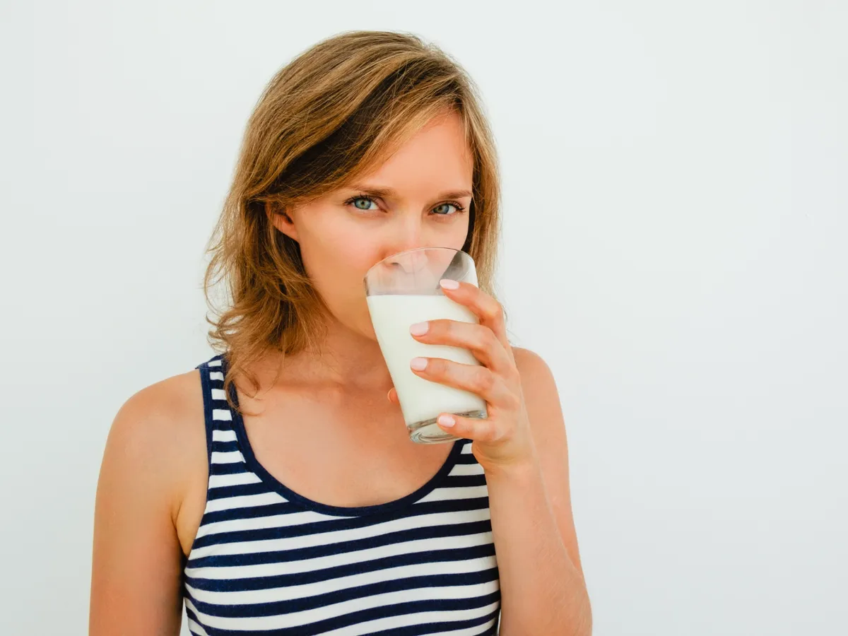 Femeie care bea un pahar cu lapte - Foto: Freepik (Imagine cu rol ilustrativ)