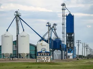 Containere de îngrășăminte multifuncționale, la un siloz de cereale din Ryley, Alberta, Canada - Foto: Profimedia Images