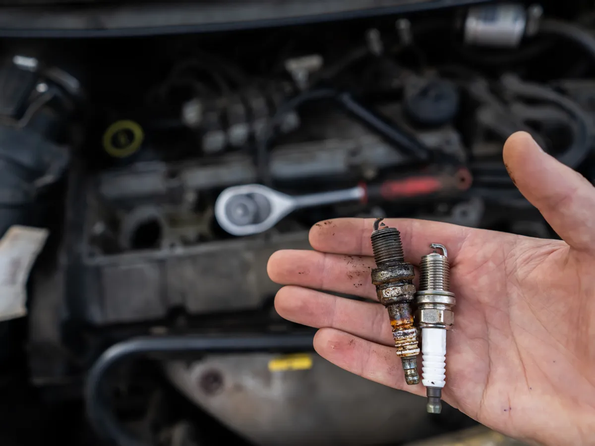 Schimbi bujiile la mașină? Atenție ce cumperi! 83.000 de bujii contrafăcute în China, descoperite la Constanța