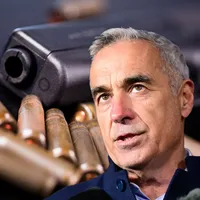 Doi afaceriști arabi implicați în dosarul lui Georgescu și-au aruncat pistoalele în curtea vecinului - Foto: Profimedia images