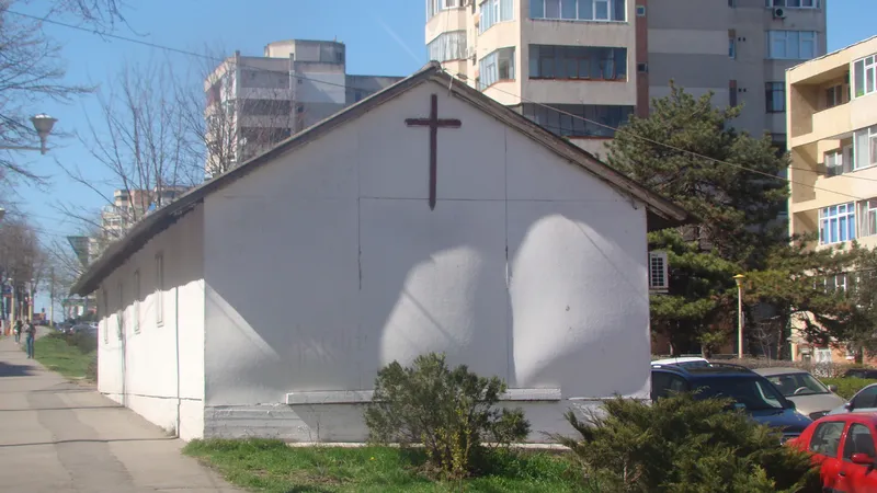O anexă construită ilegal în curtea unei biserici, demolată cu scandal. Enoriașii s-au opus Foto: News.ro
