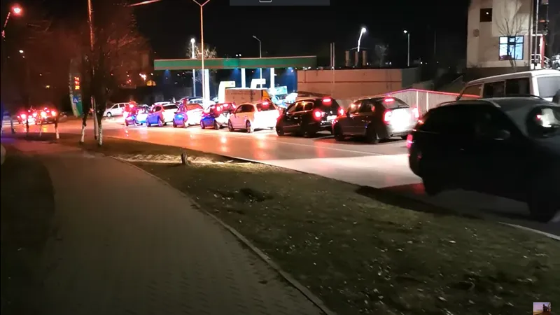 VIDEO Cozile imense la benzinării au blocat orașe din Ardeal. Zvon - motorina va fi 10 lei/litru