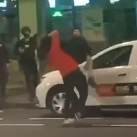 Scandal de la manele: Un tânăr a fost proiectat în cap în fața unui club, apoi a fost lovit cu picioarele Foto: captură brasov.net