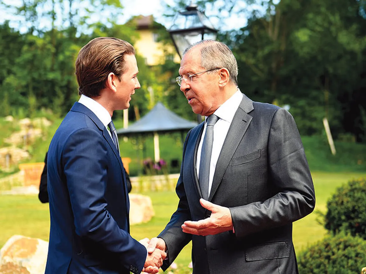 RELAȚII Și tânărul cancelar Sebastian Kurz, aici împreună cu ministrul rus de Externe, Serghei Lavrov, se înscrie în „tradiție“ și depune eforturi neobosite de a intensifica cooperarea cu Rusia