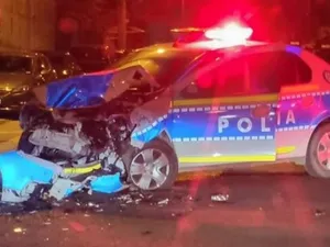 O mașină de poliție a intrat frontal într-un autobuz în centrul Ploieștiului. Era în misiune - Foto: telegrama.ro