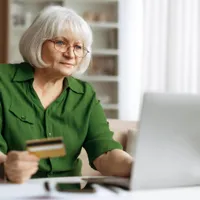 Pensionară cu cardul la pensie - Foto: Magnific