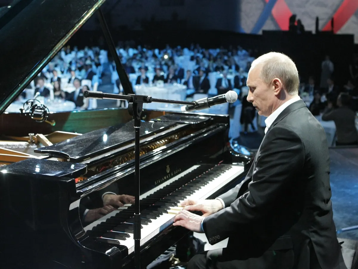 Vladimir Putin, premier în 2010, cântă la pian în timpul unui concert caritabil la Sankt Petersburg - Foto: Profimedia Images