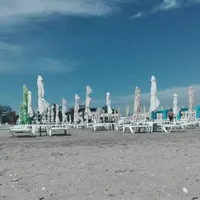 Șezlonguri pe o plajă din Mamaia, 2020-arhivă (Foto: RFI/Cosmin Ruscior)
