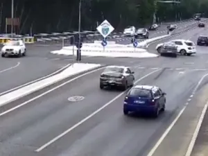 Șoferul unui SUV a murit după ce a fost aruncat prin trapă și prins sub mașina răsturnată de un Logan. Titi Aur: O conjunctură ciudată