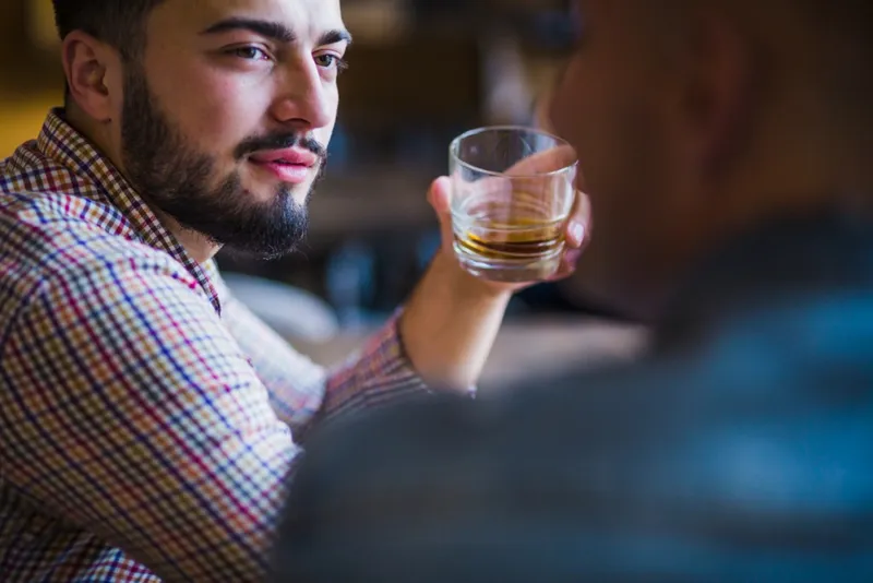 Un bărbat consumă alcool - Foto: Freepik (rol ilustrativ)