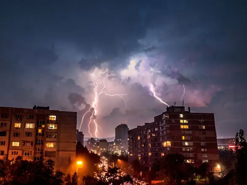 Cod portocaliu. Alertă meteo de furtuni şi ploi puternice. Numai şase judeţe scapă până mâine - Foto: PXHere/Nikolay Kondev