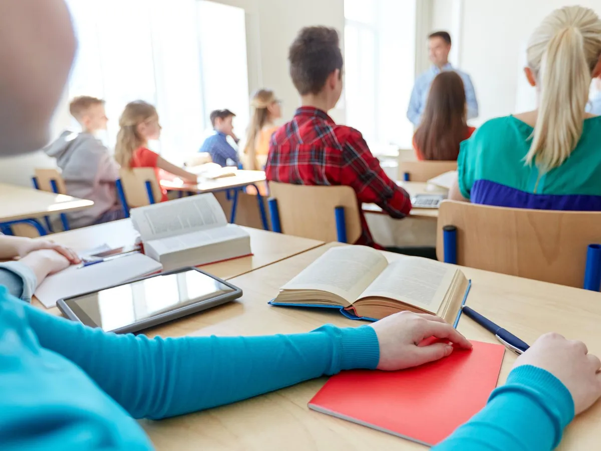 Ambasada Ucrainei din România respinge zvonurile privind închiderea școlilor românești din Cernăuți în 2027