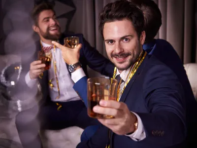 Bărbați care beau un pahar cu whisky - Foto: Freepik (Imagine cu rol ilustrativ)