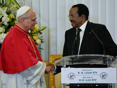 Președintele Camerunului și Papa Leon XIV, în timpul turneului în Africa al suveranului pontif din aprilie 2026 - Foto: Profimedia