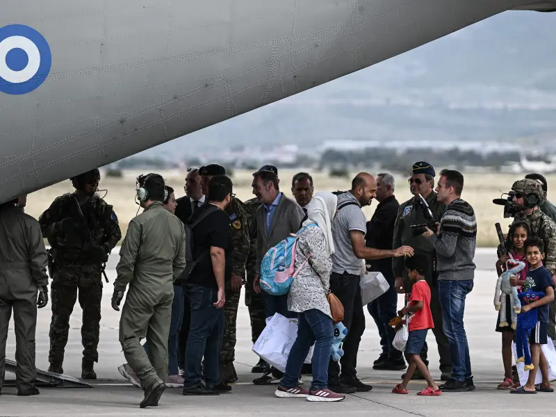 Cetăţeni greci evacuați din Sudan cu un avion militar C-27-Foto: Profimedia Images