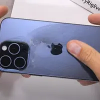 O femeie a murit în timp ce avea lipită de ea 20 de telefoane. Care a fost cauza decesului? - Foto: Arhova