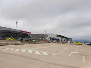 Un aeroport din România va folosi energie verde de la un parc fotovoltaic. Economie la buget Foto: facebook/aeroportul Iasi