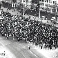 MANIFESTAȚIE Mii de muncitori au plecat pe jos spre centrul Brașovului și pe drum li s-au alăturat muncitori de la alte mari platforme industriale brașovene - Foto: RFI