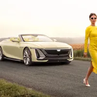 Prima mașină electrică decapotabilă de lux. Preț, peste 300.000 $. Are și fluier pentru păsări - Foto: Cadillac