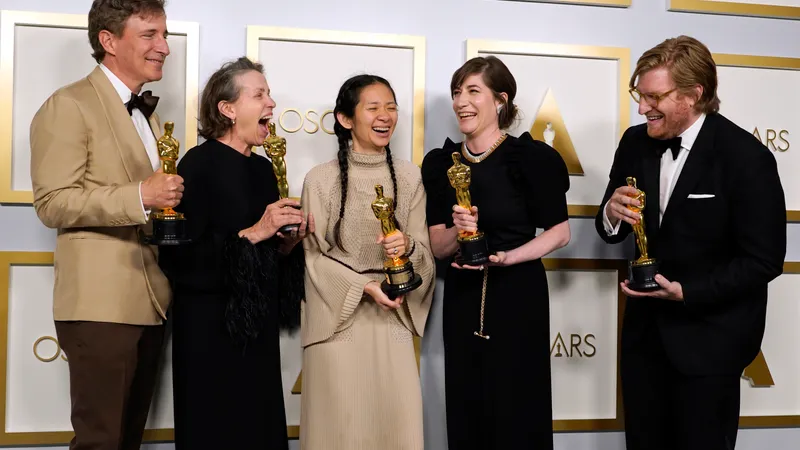 Peter Spears, Frances McDormand, Chloe Zhao, Mollye Asher, and Dan Janvey, au câștigat premiul Oscar pentru cel ami bun film cu "Nomadland" Foto: gettyimages