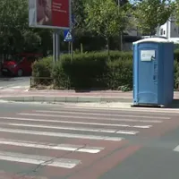 Un nou tip de trecere de pietoni, în București: cu WC public. / Foto: digi24.ro