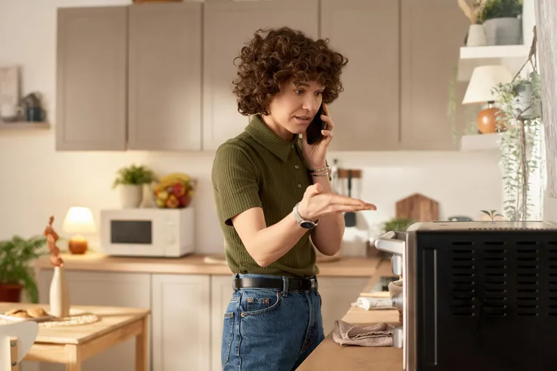 Femeie care vorbește la telefon - Foto: Freepik (Imagine cu rol ilustrativ)