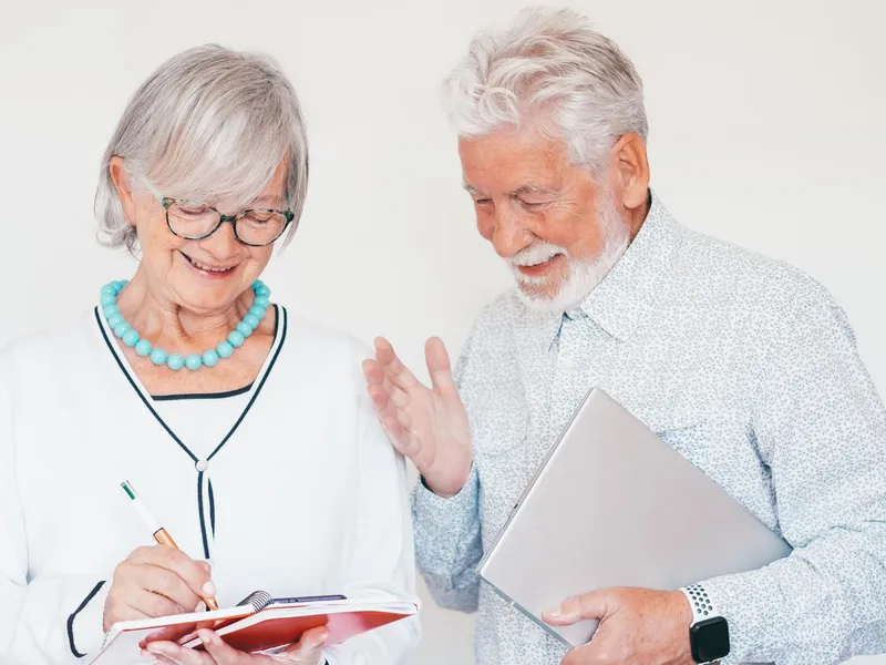 Cum primesc pensionarii ajutorul de 400 lei la pensie în aprilie? Card sau prin poștă? În ce zi Foto: Freepik (fotografie cu caracter ilustrativ)