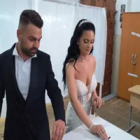 De la nuntă direct în secția de vot. Doi miri au mers la secția de votare din Galați la prima oră Foto: captură video Antena1