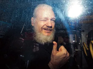 Legăturile lui Assange cu hackerii și serviciile secrete rusești sunt evidente