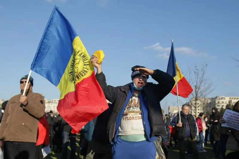 Sute de manifestanți participă la un protest față de vaccinarea obligatorie, la București. Foto Inquam Photos/Octav Ganea