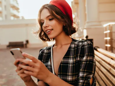 Femeie scrie un mesaj pe telefon - Foto: Magnific (rol ilustrativ)