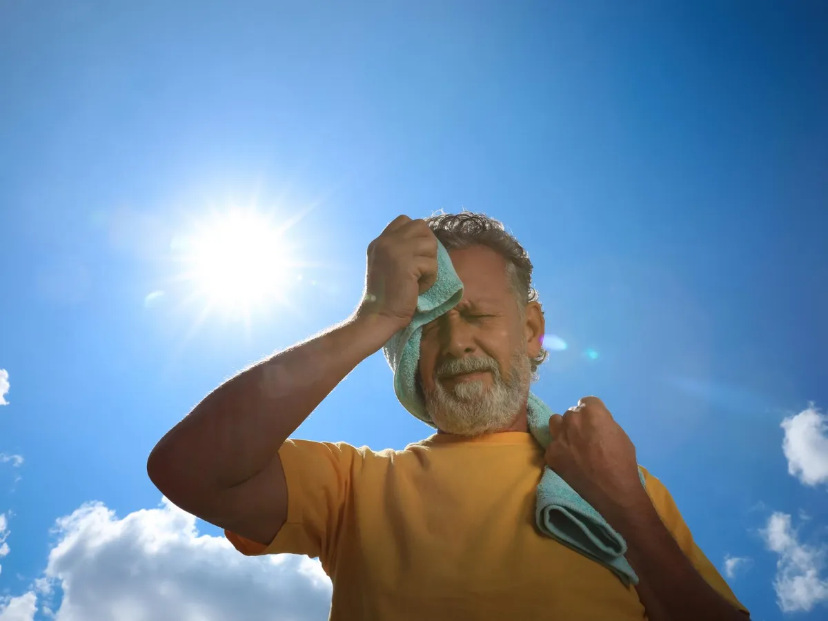 Bărbat senior cu prosop care suferă de insolație în aer liber - Foto: Magnific.com (Imagine cu rol ilustrativ)