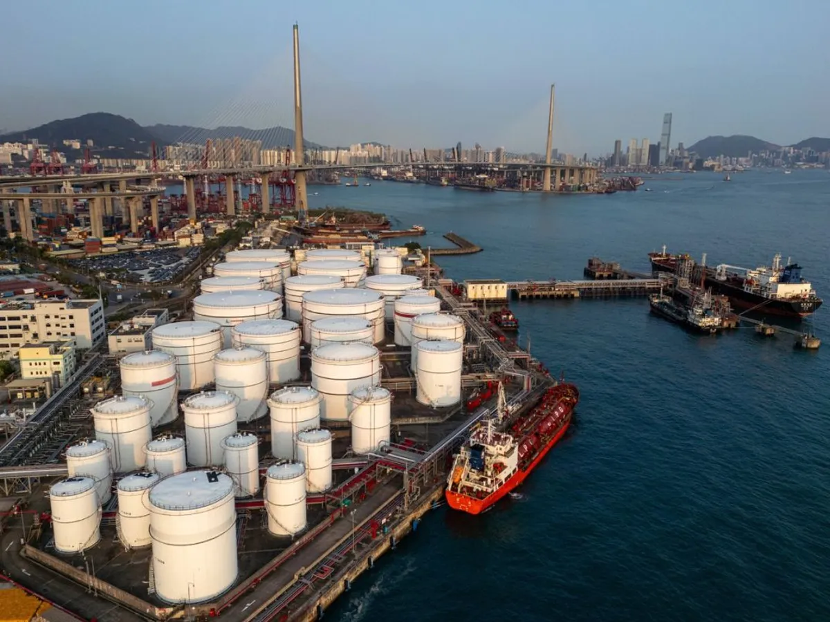 Tancuri petroliere andocate la un depozit petrolier din Hong Kong - Foto: Profimedia Images