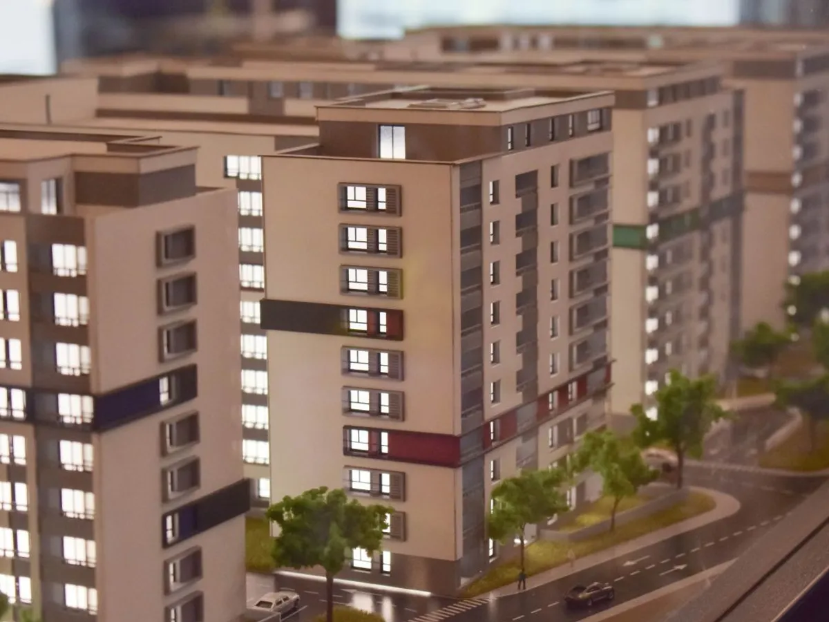 Machetă cu un bloc de locuinţe, la un salon imobiliar - Foto: INQUAM PHOTOS/Ioana Zamfir