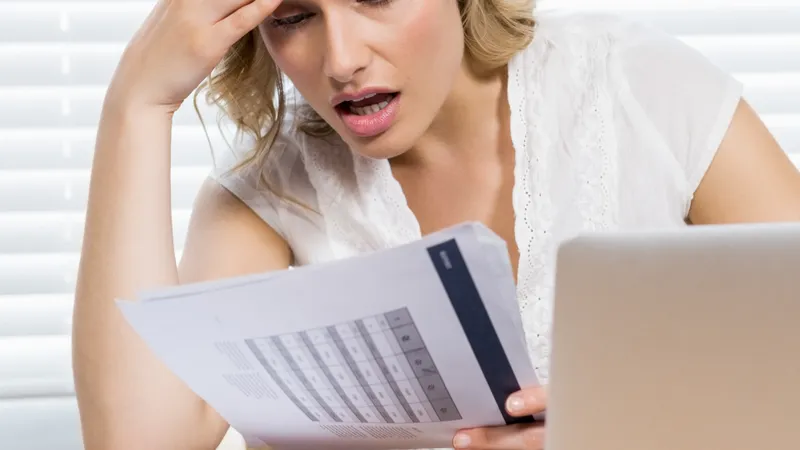 Femeie supărată uitându-se pe ultimele calcule financiare - Foto: Pexels/peoplecreations