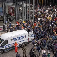 ONFRUNTARE Polițiștii efectuează arestări în timp ce zeci de protestatari se adună în fața unui showroom din New York