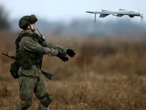 VIDEO Rușii folosesc drone kamikaze pentru a ucide soldați ucraineni. Stau în aer până găsesc ținta  / Lybian Express