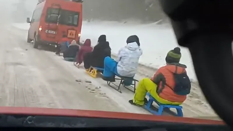 Pericol de moarte: Șase sănii cu copii, trase de un microbuz pe un drum acoperit de zăpadă Foto: Facebook