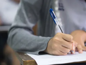 O elevă a fost eliminată din examenul de BAC după ce a fost prinsă cu o cască în ureche - Foto: Arhiva