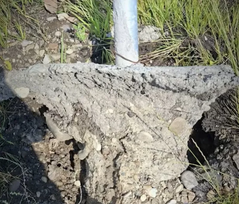 St&acirc;lp de pe A7 Pietroasele - Buzău cu fundația din beton &bdquo;spălată&rdquo; - Foto: captură video
