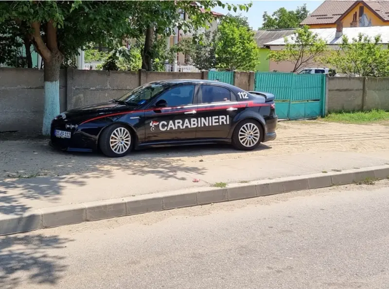 În urma fotografiilor postate pe Facebook, poliția a deschis o anchetă pentru a-l identifica pe proprietarul mașinii inscripționate "Carabinieri" parcată pe o stradă din Drăgănești Olt Foto: Facebook