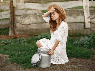 Femeie cu un butoi de făină - Foto: Magnific.com (Imagine cu rol ilustrativ)